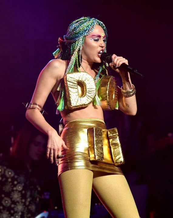 Miley-Cyrus -Perform